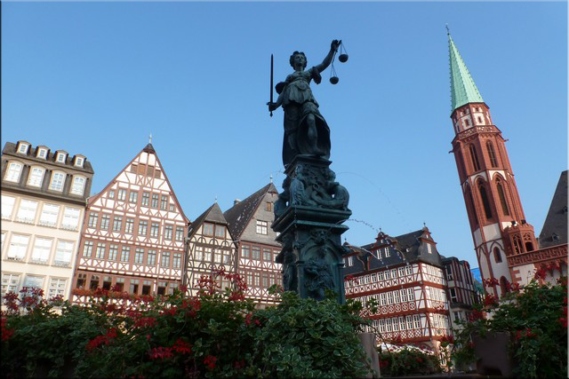  Fuente de la Justicia en Römerberg, al fondo Alte Nikolaikirche - Frankfurt am Main