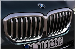 Detalhe da grade dianteira do BMW X5 2024 - A icônica grade dianteira em formato de rim duplo da BMW é uma marca registrada da marca e chama a atenção pela sua elegância.