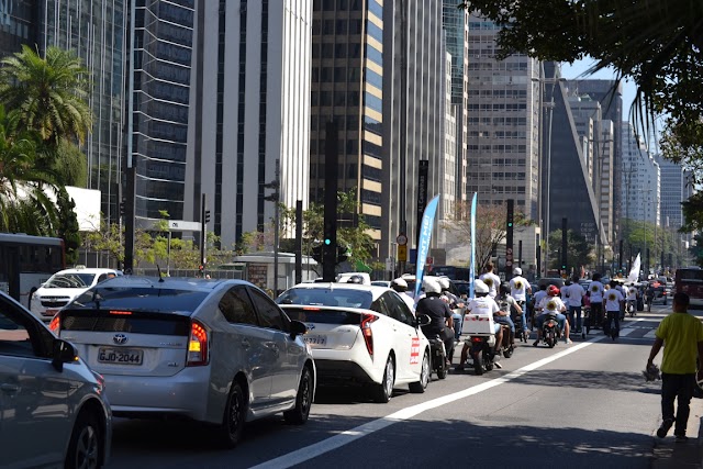 Carreata por elétricos e híbridos reúne 60 veículos