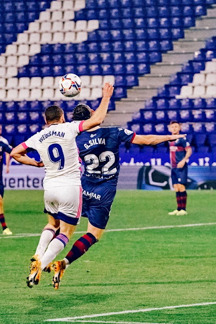 Weissman y Gastón Silva disputan un balón. REAL VALLADOLID C. F 1 S. D. HUESCA 3. 29/0172021. Campeonato de Liga de 1ª División, jornada 21. Valladolid, estadio José Zorrilla. GOLES: 0-1: 37’, Rafa Mir. 0-2: 50’, Rafa Mir. 0-3: 57’, Rafa Mir. 1-3: 90+3’, Toni Villa.