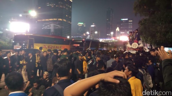 BEM SI Demo di Depan Hotel Sultan Jelang Debat Pilpres Pamungkas