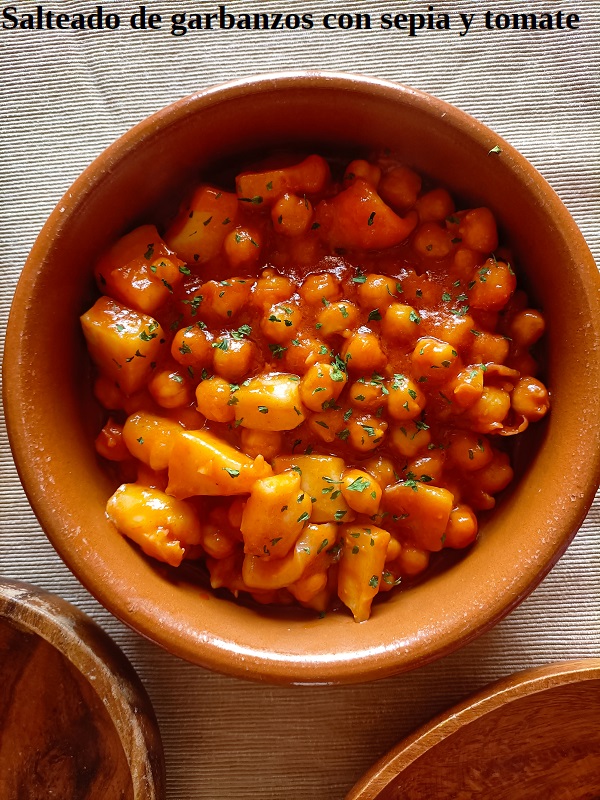 Salteado de garbanzos con sepia y tomate