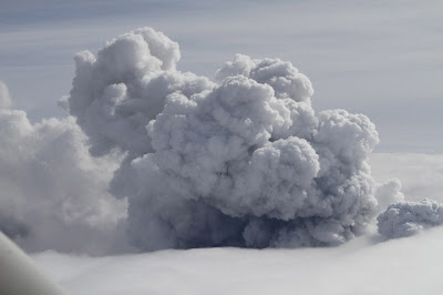 Norul de cenuşă provocat de erupţia vulcanului Eyjafjallajokull din Islanda