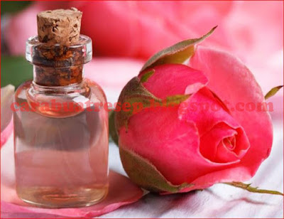 Foto Resep Air Mawar Buatan Sendiri Dari Bunga Mawar Asli Secara Alami Sederhana di Rumah