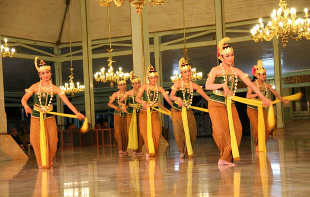 Masyarakat Jawa terkenal dengan kelembutan dan keluwesannya dalam bertingkah laku Info Gambyong Traditional Dance