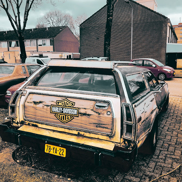 Oude Amerikaanse auto met harley Davidson-sticker