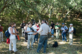 Juan departiendo con el grupo de visitantes