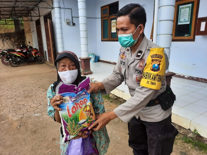 Polsek Ngrayun Bagikan Bansos Beras Kepada Warga Terdampak Covid-19