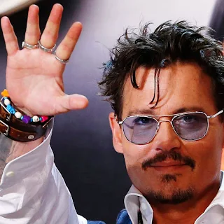 Johnny-Depp-waves-to-fans-during-the-Japanese-premiere-of-The-Lone-Ranger-in-Tokyo-on-July-17-2013-