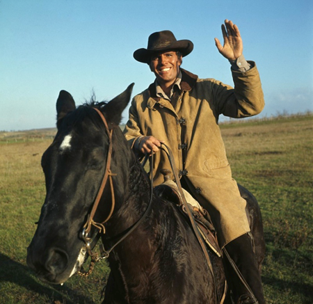 Giuliano Gemma sul set di un film western