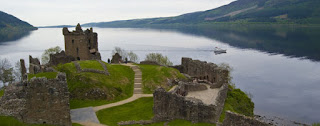 imagen del castillo en el lago ness