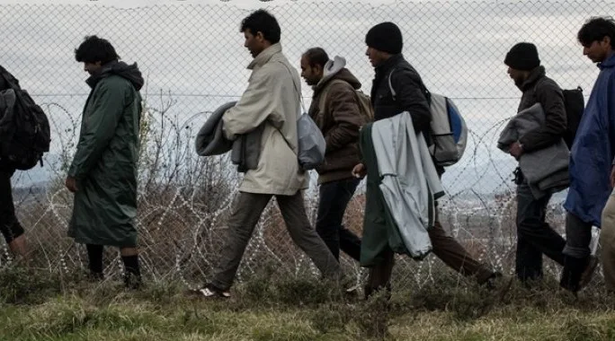 «Καταρρέει» ο Έβρος: Χιλιάδες παράνομοι μετανάστες κατακλύζουν τη βόρεια Ελλάδα - «Όργιο» ελληνοποιήσεων αλλοδαπών.