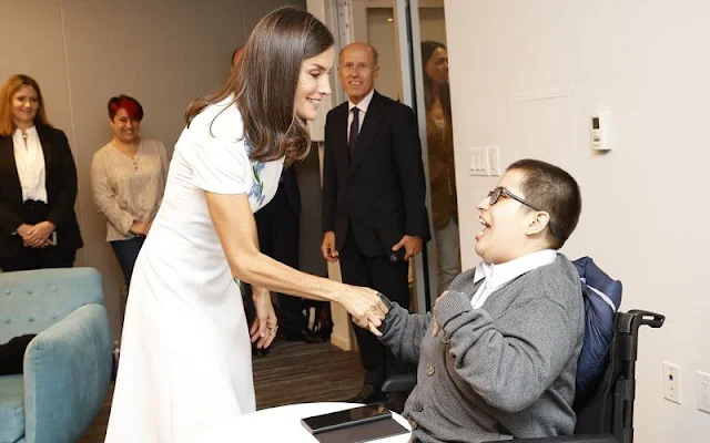 Queen Letizia wore and Aline embroidered short sleeve midi dress from Carolina Herrera, and sky-blue pumps, blue clutch