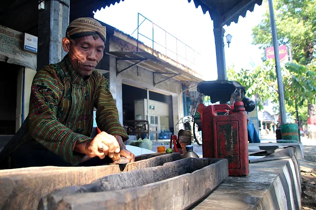 Jamasan Keris Blora Mbah Mul Saat Membersihkan Karat sebuah Benda Pusaka