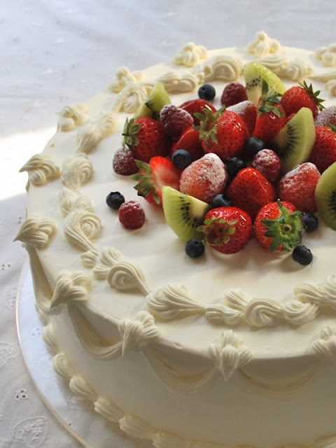 Fruitcake Ideas - Strawberry Kiwi Raspberry Blueberry Cake