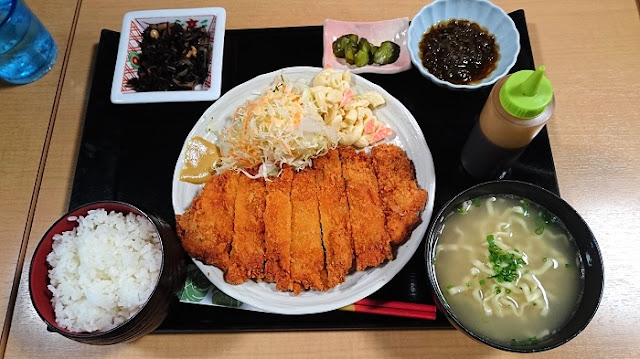 チキンカツ定食の写真