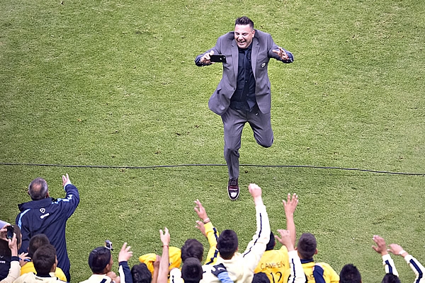 Antonio Mohamed, festejando en la Final del futbol mexicano, al salir Campeón con América en la Final del Apertura 2014 | Ximinia