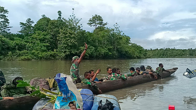 Kembali ke Home Base, Personil Satgas TMMD Gunakan Long Boat dan Speed Boat