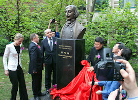 Фото Укринформ:памятник Гоголю в Шанхае