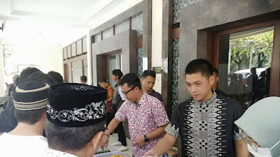 Dapur Kang Rasyid: Sediakan Makan Siang Gratis Bagi Jamaah Salat Jumat Masjid Raya Mujahidin