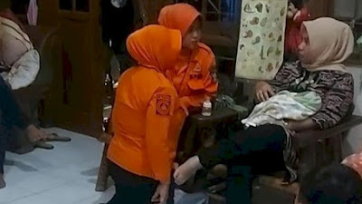 Geger, Warga Surabaya Temukan Bayi Dalam Kardus di Parkiran Minimarket