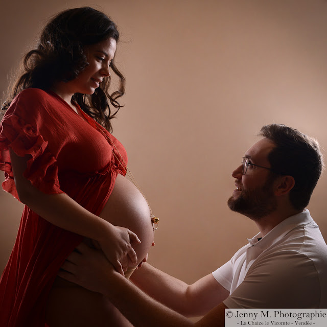 photo couple en studio en attendant bébé