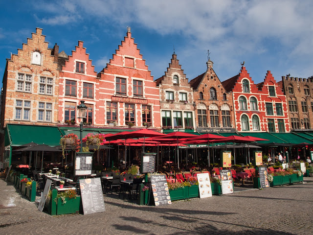 jiemve, Bruges, Grand-Place, cafés, restaurant, façaces