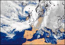 La 'tempête du siècle' qui secoua l'Europe entre le 24 et le 26 décembre 1999. Bien qu'annoncée par le modèle Méso-NH de Météo-France, ses effets furent sous-estimés. Il y eut en fait deux dépressions successives dont l'une de 960 HPa. Leurs effets furent amplifiés par un jet stream. Certaines localités subirent localement des bourrasques de 160 km/h (205 km/h au sommet de la Tour Eiffel) qui déplacèrent des camions semi-remorques comme de vulgaires jouets. 15 millions d'arbres et des centaines de pylones électriques sont tombés comme des fétus de paille. En l'espace de 3 jours, 3.5 millions d'habitants furent privés d'électricité et beaucoup restèrent les pieds dans l'eau durant des semaines. On décompta au moins 90 morts en France et quelques uns dans les autres pays, principalement des personnes qui furent écrasées par la chute d'un arbre, noyées ou mortellement blessées par des débris. Document Météo-France.