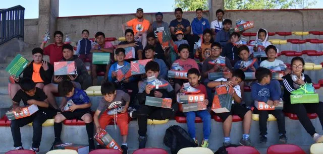 Regalan zapatillas a alumnos de escuelas municipales de San Juan de la Costa