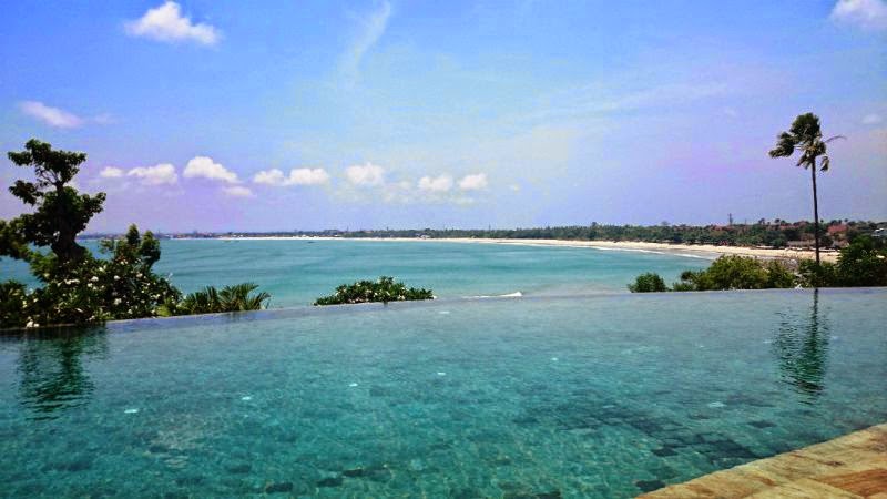 Contoh Gambar Desain Kolam Renang Tepi Pantai Laut 