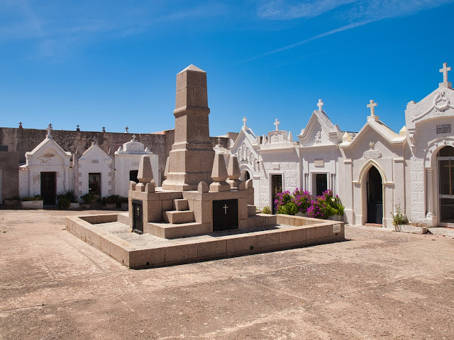 jiemve, Corse, Bonifacio, cimetière marin, monument aux morts