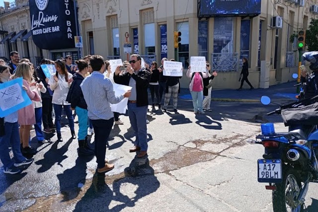 Profesionales de la salud se manifestaron durante la mañana de este jueves