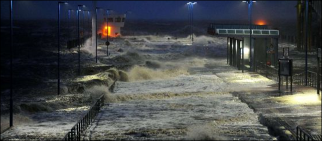 A storm surge caused by extreme storm Xaver hits Port of Dagebuell in Northern Germany, 5 December 2013. Photo: CARSTEN REHDER / AFP