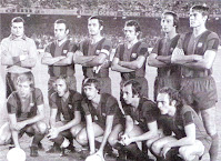 F. C. BARCELONA - Barcelona, España - Temporada 1974-75 - Mora, Rifé, Torres, De la Cruz, Costas y Migueli; Rexach, Neeskens, Cruyff, Juan Carlos y Clares - BARCELONA 3 (Rexach 3) FEYENOORD 0 - 05/11/1974 - Copa de Europa, 2ª eliminatoria, partido de vuelta - Barcelona, Nou Camp - Se clasifica el Barcelona, que había empatado a 0 en la ida.-