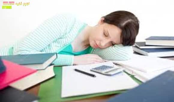 كيفية التوقف عن النوم أثناء الدراسة: 17 نصيحة للبقاء مستيقظًا أثناء الدراسة للاختبارات