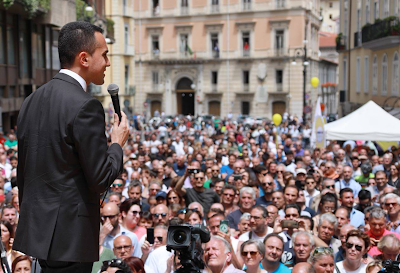 Governo, Di Maio: "Media e Ue vogliono farlo cadere"