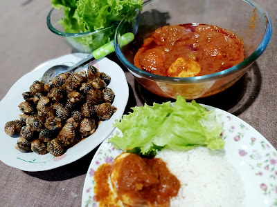 Sarapan Nasi Lemak Sambal Telur Dengan Salad