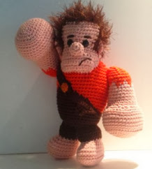 http://translate.google.es/translate?hl=es&sl=en&tl=es&u=http%3A%2F%2Fwww.dendennis.nl%2Famigurumi-designs%2Ffree-pattern-ralph-from-disneys-wreck-it-ralph%2F