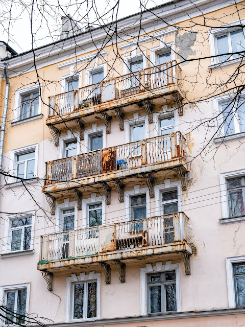 Ржавые балконы на фасаде жилого дома