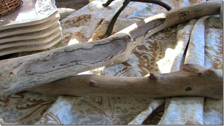 Using driftwood for a creative centerpiece @ Rustic-refined.com