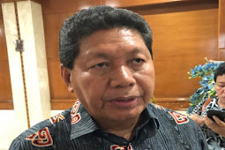 Bangun Nasionalisme, Tonny Tesar Berikan Simbol Negara ke Puskesmas Tindaret