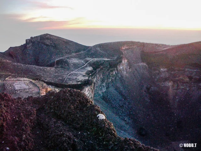 富士山・剣ヶ峰から噴火口を臨む