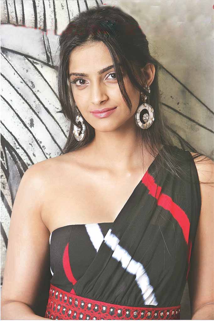 new wallpapers of sonam kapoor. Actress Sonam Kapoor latest