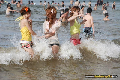 Suasana Pantai Jepang Di Hari Libur [ www.BlogApaAja.com ]