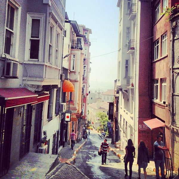 شارع بحري في إسطنبول .. إطلالة رائعة على البحر