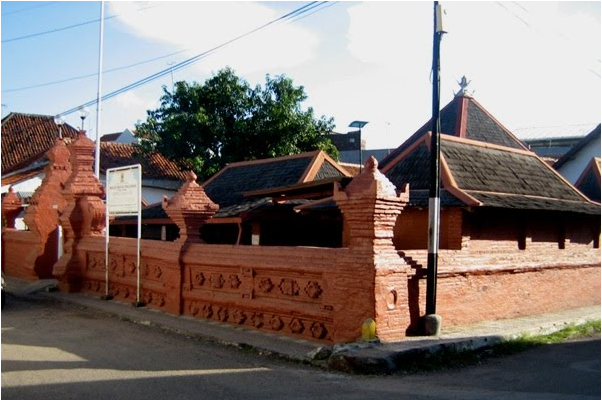  Masjid Merah Panjunan  di Cirebon JDlines com