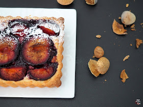 Tarta de ciruelas asadas aromatizadas con especias sobre base de masa sucrée y crema frangipane