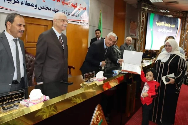 مبارك يكرم المتميزين من الجهاز الإدارى فى احتفالات جامعة المنوفية بعيدها السادس والأربعين