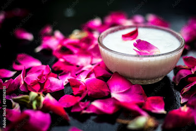 11. गुलाब की पंखुड़ियां और दूध का स्क्रब(Rose Petals and Milk lip Scrub)