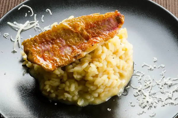 Risotto al azafrán con salmonete rojo